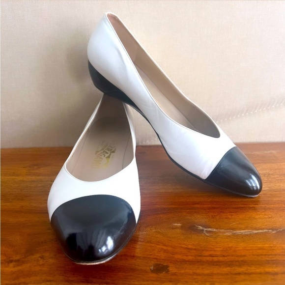 VINTAGE SALVATORE FERRAGAMO Black & White Leather Small Wedge Heel Flats Sz 9 - Picture 1 of 13